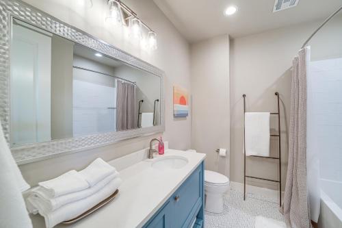 een badkamer met een wastafel, een spiegel en een toilet bij Cozy Carlton Landing Home - Pools and Lake Access in Canadian