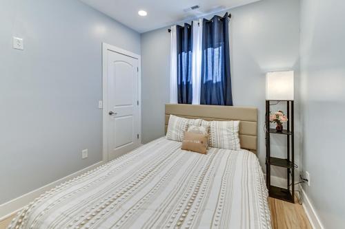 um quarto com uma cama grande e paredes azuis em Pet-Friendly New Albany Home Less Than 7 Mi to Louisville! em New Albany
