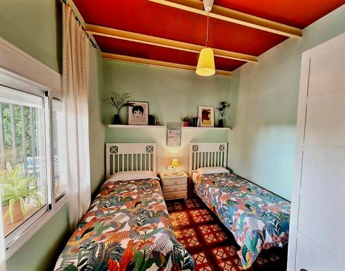Villalba del AlcorにあるCasa Rural Mirador del Solのベッドルーム1室(ベッド2台、窓付)