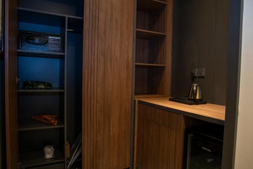 a closet with wooden cabinets and a counter top at فندق غسن (السلام) in Al Madinah