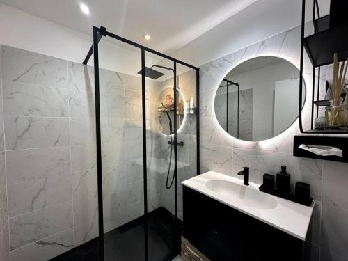 une salle de bain avec une douche, un lavabo et un miroir dans l'établissement AGENCIA Superbe appartement Le Bellevue, à Cannes
