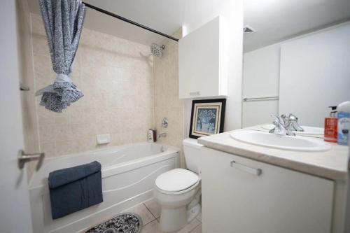 La salle de bains est pourvue d'un lavabo, de toilettes et d'une baignoire. dans l'établissement Cozy Suite in Heart of Downtown Toronto G3, à Toronto