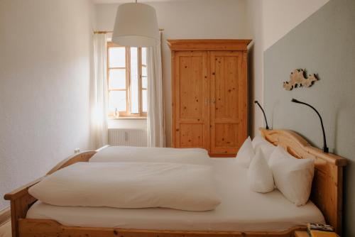 sypialnia z 2 łóżkami i oknem w obiekcie Staudingerhof w mieście Staudach-Egerndach