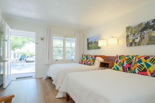 1 dormitorio con 2 camas y ventana en Bluff Shoal Motel, en Ocracoke