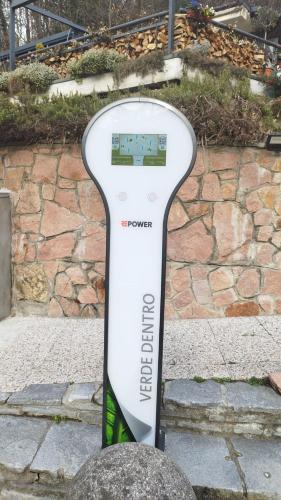 a interpretive sign sitting on the side of a rock at La Villa del Lago in Ghirla