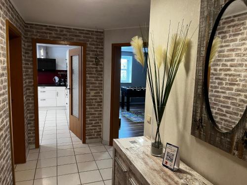 HagenburgにあるTop Ferienwohnung „Am Schloß“ für 4-6 Gästeの花瓶付きのリビングルーム