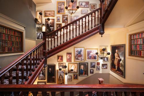 una escalera con un montón de cuadros en la pared en Hotel Indigo - Edinburgh - Princes Street, an IHG Hotel en Edimburgo