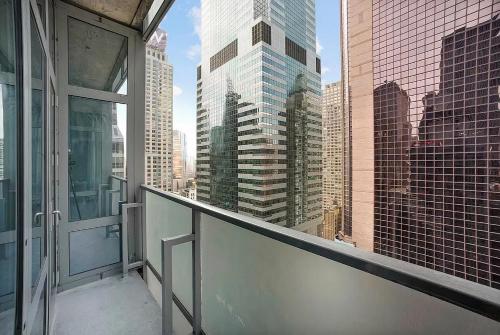 einen Balkon mit Blick auf die Skyline der Stadt in der Unterkunft FURNISHED Oversized 1 Bedroom with Home Office (Short-Term Available) in New York