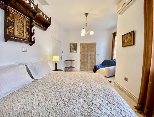 Posteľ alebo postele v izbe v ubytovaní Suite Sidi Azizi Dar Aloulou