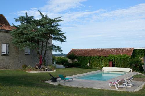 einen Hinterhof mit einem Pool und einem Haus in der Unterkunft Domaine chez Maurice in Bécheresse