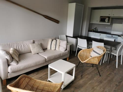 un salon avec un canapé, des chaises et une table dans l'établissement Le Pouliguen, au Pouliguen