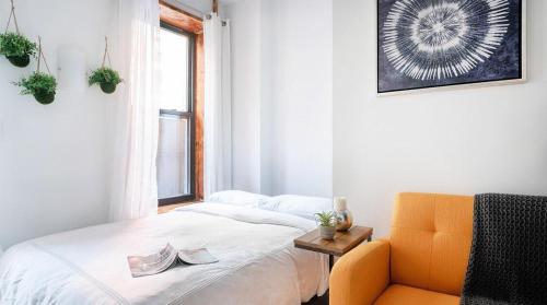 1 dormitorio con 1 cama, 1 silla y 1 ventana en 24-3 Prime Gramercy New Studio W D Terrace, en Nueva York