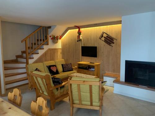 ein Wohnzimmer mit einem Sofa und einem TV in der Unterkunft Regensburgerhof in Castello Tesino