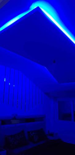 Habitación con luces azules en el techo en bejaia room en Bugía