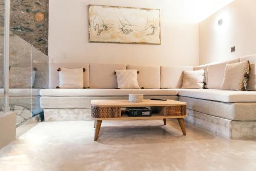 sala de estar con sofá y mesa de centro en Jano's House en Plomari
