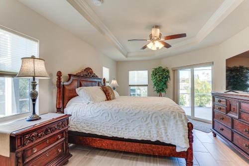 a bedroom with a bed and a ceiling fan at Beautiful Venice Getaway, 4 Mi to Manasota Beach! in Venice