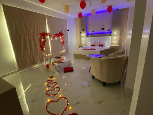a room with a bed and a living room with a room at مارينا للغرف الفندقية in Sohar