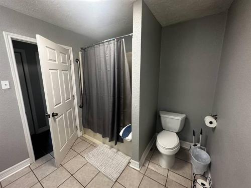 Ένα μπάνιο στο Spacious 5 bedroom home in Bridge City
