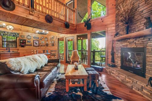 Bear Mountain Chalet in the Woods w/ Hot Tub photo 13