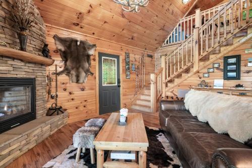 Bear Mountain Chalet in the Woods w/ Hot Tub photo 14