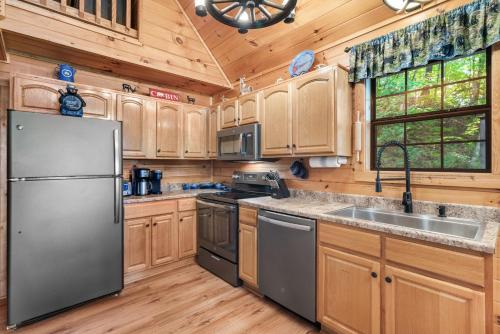 Bear Mountain Chalet in the Woods w/ Hot Tub photo 18