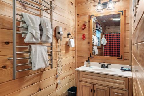 Bear Mountain Chalet in the Woods w/ Hot Tub photo 9