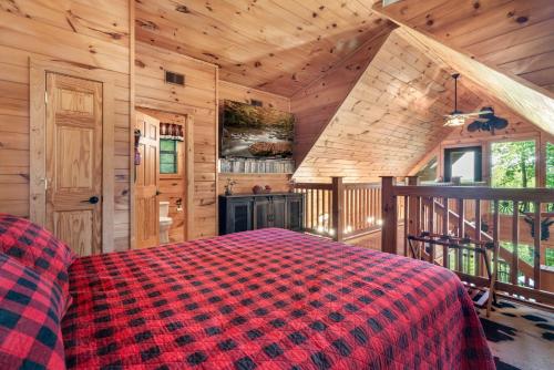 Giường trong phòng chung tại Bear Mountain Chalet in Sevierville with Hot Tub