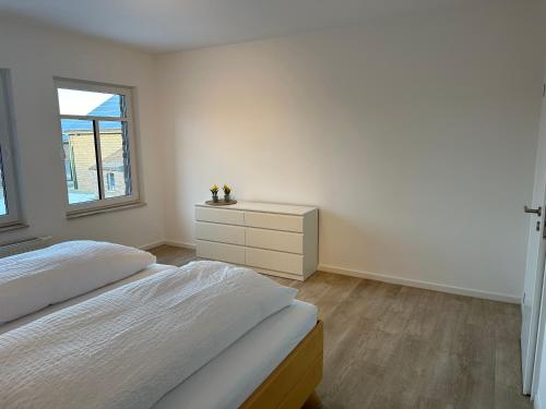1 dormitorio con 1 cama, vestidor y ventana en Apartment Gästehaus Tönisvorst en Tönisvorst