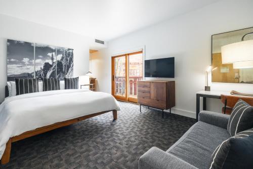 a hotel room with a bed and a tv at Gravity Haus Truckee-Tahoe in Truckee