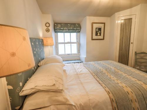 Un dormitorio con una cama grande y una ventana en Nurses Cottage en Hawkshead