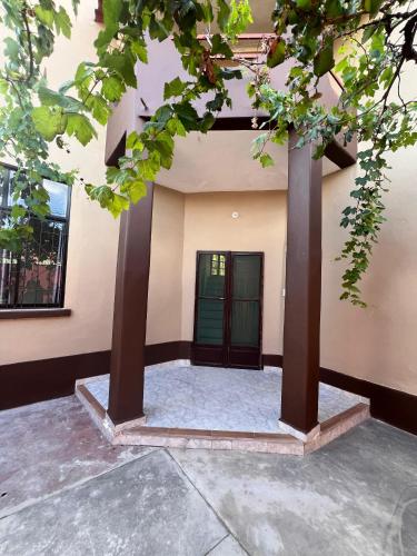 a front door of a building with columns at Casa Amigable y Confortable in Yacuiba