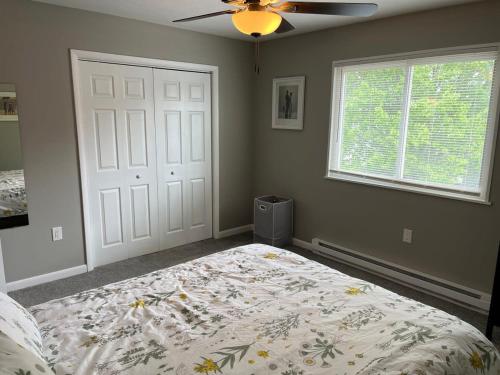 een slaapkamer met een bed en een plafondventilator bij Carter #3 Two bedroom unit near Xavier Downtown in Cincinnati