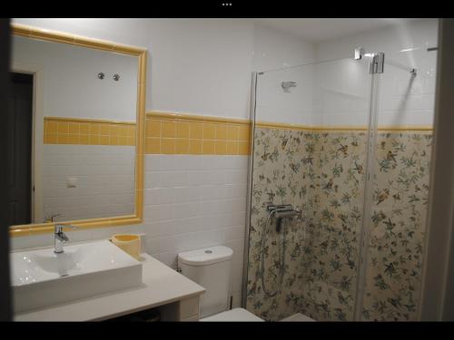 uma casa de banho com um chuveiro, um lavatório e um WC. em Luxury Hacienda Golf Islantilla em Islantilla