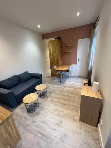 un salon avec un canapé bleu et une table dans l'établissement L'éphémère, à Quimper