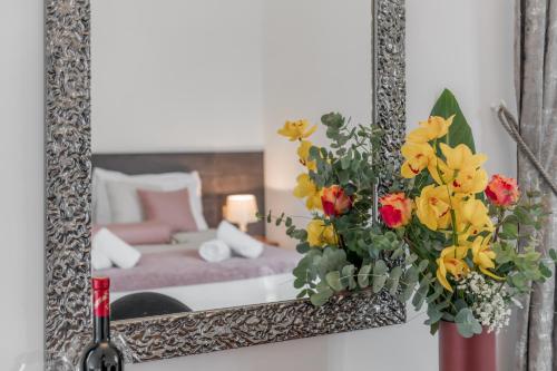 Postel nebo postele na pokoji v ubytování Starlight Luxury Suites