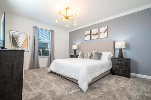 En eller flere senge i et værelse på Stunning 5Bd w Pool Close to Disney at Champions Gate 8956