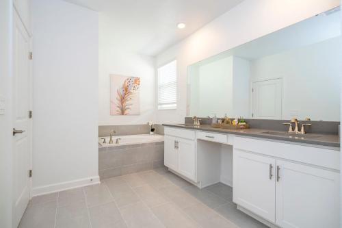 Køkken eller tekøkken på Stunning 5Bd w Pool Close to Disney at Champions Gate 8956