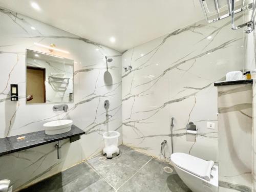 a bathroom with a marble wall at HOTEL VEDANGAM INN ! VARANASI - Forɘigner's Choice ! fully Air-Conditioned hotel with Parking availability, near Kashi Vishwanath Temple, and Ganga ghat in Varanasi