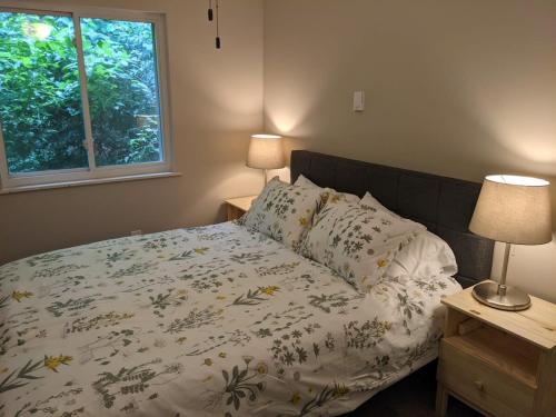 um quarto com uma cama, 2 candeeiros e uma janela em Carter #5 Two bedroom unit near Xavier Downtown em Cincinnati