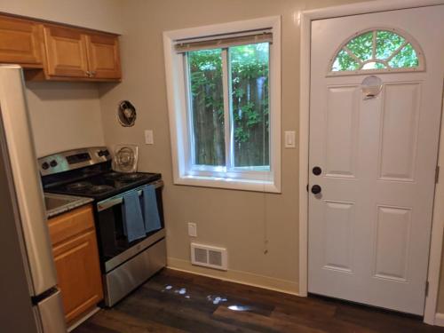 uma cozinha com um fogão e uma porta branca em Carter #5 Two bedroom unit near Xavier Downtown em Cincinnati