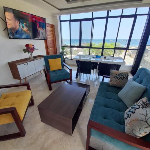 sala de estar con sofá azul y mesa en Residencia Vigonza, en Puerto López