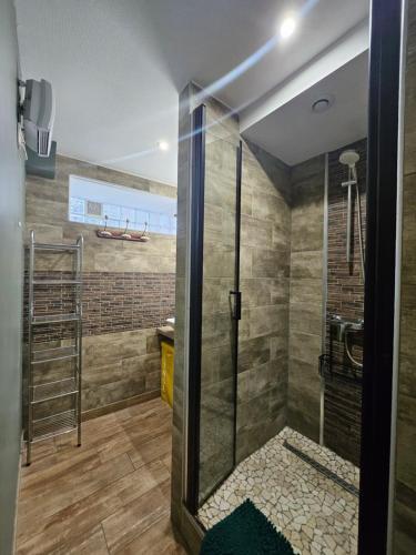 Et badeværelse på Le loft bleu 16 couchages classé 3 étoiles