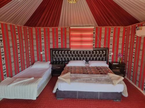 Katil atau katil-katil dalam bilik di the hope camp