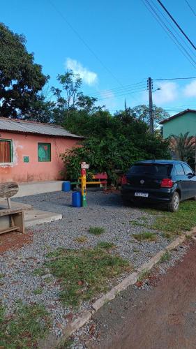 um carro estacionado em frente a uma casa em Consertamos Disco Voador em Alto Paraíso de Goiás