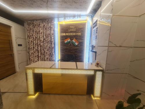 una habitación con una mesa con luces encendidas en Taj lodge, en Belgaum