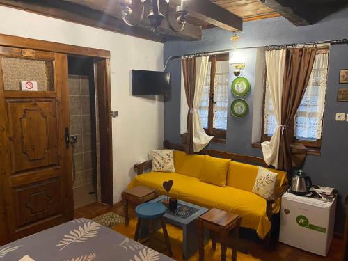Телевизор и/или развлекательный центр в Traditional Guesthouse Erato