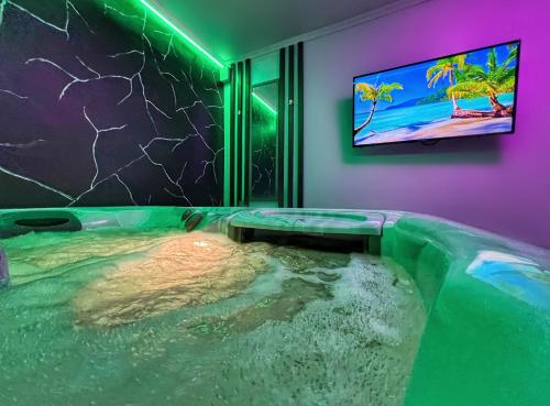 a hot tub in a room with a tv at Luxor - Jacuzzi&Cozy Apartments in Sibiu