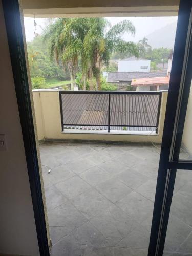 una porta aperta su un balcone con cancello di Condomínio Village Tabatinga 13 a Caraguatatuba
