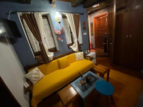 Гостиная зона в Traditional Guesthouse Erato