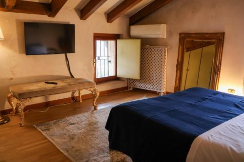 1 dormitorio con 1 cama y TV de pantalla plana en Aurelia Maison en Verona
